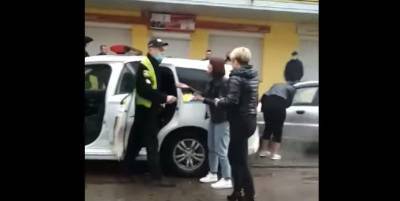 В Яворове во Львовской области пассажирки автомобиля напали на полицейских из-за задержания пьяного водителя - видео - ТЕЛЕГРАФ - telegraf.com.ua - Львовская обл.