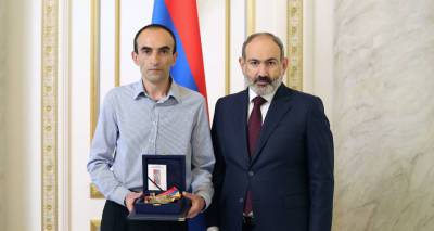 Армен Саркисян - Пашинян вручил сыну Командоса награду его отца - ru.armeniasputnik.am