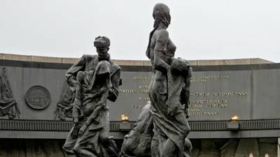 В Петербурге возложили цветы к Монументу героическим защитникам Ленинграда - russian.rt.com - Санкт-Петербург - Оренбург - р-н. Московский
