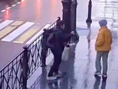 В Петербурге задержали мужчину, напавшего на школьницу с ножом - sobesednik.ru - Санкт-Петербург