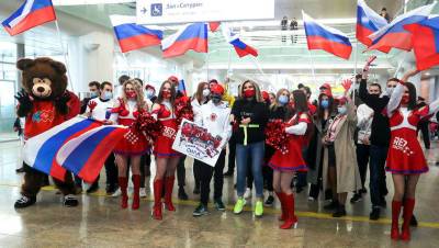 Альберт Лещев - Матвей Мичков - Хоккейная юниорская сборная России вернулась в Москву, команду встречали цветами - gazeta.ru - Москва - Канада
