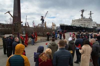 В Мурманске почтили память погибших в годы Великой Отечественной войны портовиков - murmansk.mk.ru - Мурманск
