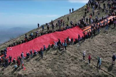 Знамя Победы, сотканное из 10000 частей, развернули на Бештау - kavkaz.mk.ru - Железноводск