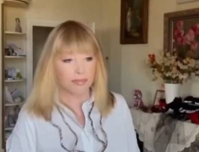 Алла Пугачева - Совсем еле держится: Пугачева в платье с разрезом до талии, показала как истощали ноги, встать не может без помощи - ukrainianwall.com