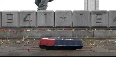 Националисты Латвии принесли к памятнику Победы черный гроб - argumenti.ru - Берлин - Рига - Латвия