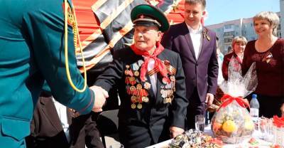 Для 100-летнего ветерана ВОВ организовали настоящий концерт у подъезда - reendex.ru - Сталинград - округ Гурьевский