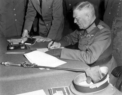 Андрей Медведев - Фельдмаршал Кейтель подписывает Акт о безоговорочной капитуляции Германии. Берлин. 9 мая 1945 года - geo-politica.info - Киев - Берлин