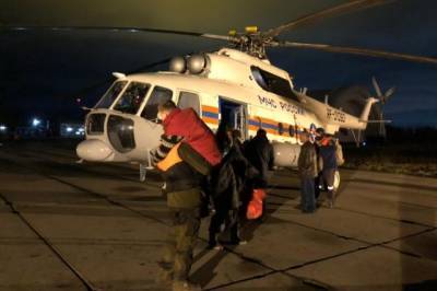 В Хабаровске спасатели на вертолёте спасли застрявших на острове рыбаков - hab.aif.ru - Хабаровск - район Хабаровский