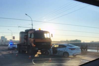 На Октябрьском мосту в Новосибирске грузовик столкнулся с автомобилем такси - novos.mk.ru - Новосибирск