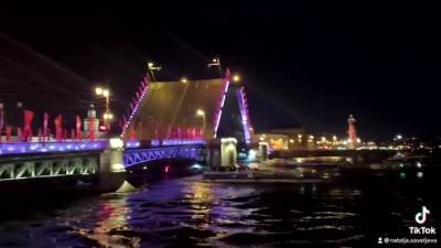 Ночью на Дворцовой набережной собралась толпа жителей Петербурга и туристов - piter.tv - Петербурга