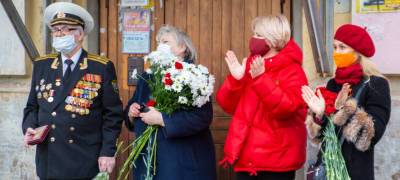Акция «Парад у дома» прошла под окнами почётного гражданина Петрозаводска, ветерана ВМФ Бориса Бойцова (ФОТО. ВИДЕО) - stolicaonego.ru - Петрозаводск - республика Карелия