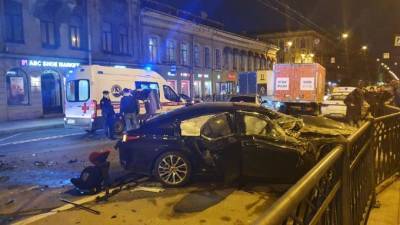 Питер Онлайн - Porsche - Легковушка разбилась после встречи с "Газелью" на улице Рубинштейна - piter.tv - Санкт-Петербург