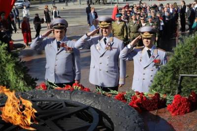 Начальник управления Росгвардии по Пермскому краю принял участие в церемонии возложения цветов и венков к Вечному огню - vkurse.net - Пермь - Уральск - Пермский край