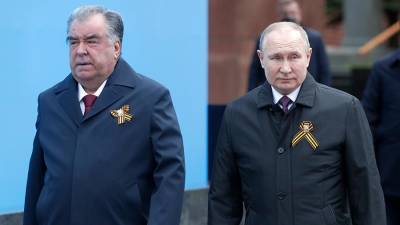 Владимир Путин - Эмомали Рахмон - Путин прибыл на Красную площадь и пожал руки ветеранам - iz.ru - Таджикистан