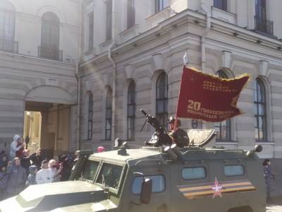 Собравшиеся в центре петербуржцы возмущены «недоступным» парадом Победы - rosbalt.ru - Санкт-Петербург