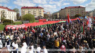 В Могилеве развернули 100-метровый Государственный флаг - belta.by