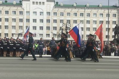 В центре Йошкар-Олы вынесли флаг РФ и знамя Победы - mk.ru