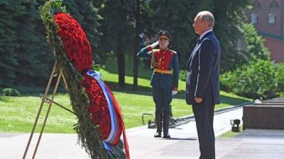 Владимир Путин - Владимир Путин возложил цветы к Могиле Неизвестного солдата - 5-tv.ru - Москва - Московская обл.