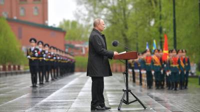Владимир Путин - Эмомали Рахмон - Путин и президент Таджикистана возложили венки к Могиле Неизвестного Солдата - polit.info - Московская обл. - Таджикистан