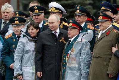 Владимир Путин - Эмомали Рахмон - Путин пообщался с ветеранами у Вечного огня - tvc.ru - Таджикистан
