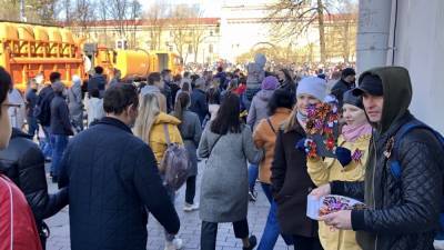 На Параде Победы петербуржцы забыли о масках и социальной дистанции - neva.today - Санкт-Петербург