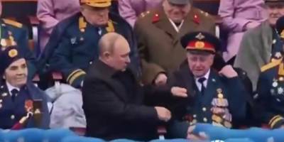 Эмомали Рахмон - Путин помог ветерану надеть куртку - ruposters.ru - Таджикистан