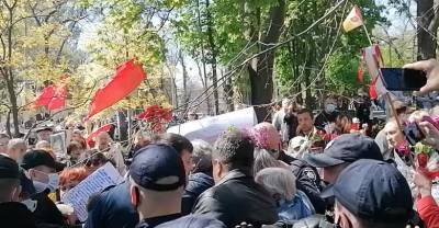 Георгий Жуков - В Одессе на женщину с портретом Жукова напали радикалы, а затем её же задержали полицейские - reendex.ru - Одесса