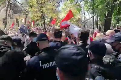 Георгий Жуков - В Одессе националисты напали на женщину с георгиевской лентой - mk.ru - Киев - Одесса