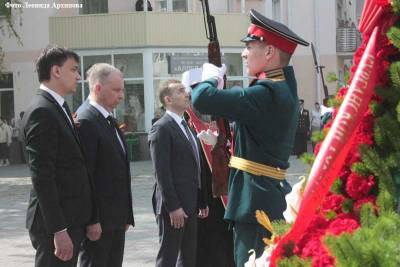 Андрей Потапов - Глава города курган Андрей Потапов возложил цветы к мемориалам воинов, погибших в Великой Отечественной войне - kikonline.ru - Курган