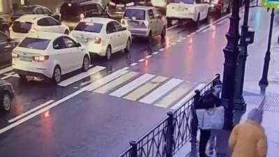 Суд арестовал петербуржца, который ударил ножом школьницу на Петроградской стороне - piter.tv - Санкт-Петербург