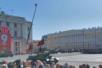 В день Победы петербуржцы забыли про маски и дистанцию - spb.mk.ru - Петербурга