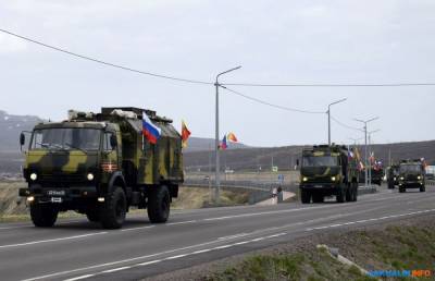 Первый парад военной техники прошел на Итурупе в День Победы - sakhalin.info - Курильск