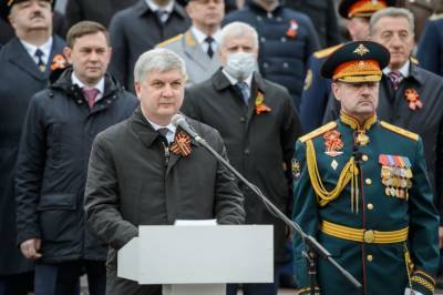 Александр Гусев - В Воронеже более двух тысяч военных и 86 единиц техники участвовали в параде Победы на площади Ленина - gorcom36.ru - Воронеж