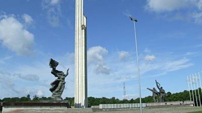 Нил Ушаков - В Риге полиция не пустила людей с цветами к памятнику Освободителям - 5-tv.ru - Рига - Латвия