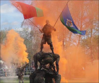 День Победы в центре Минска. Десантники, шашлыки и тысячи воздушных шаров - naviny.by - Минск