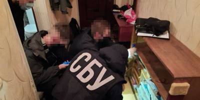 СБУ поймала тех, кто расклеил листовки против венгров в Берегово Закарпатской области - Фото - ТЕЛЕГРАФ - telegraf.com.ua - Луганск - Закарпатская обл.