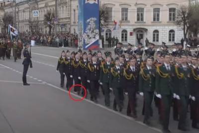«Что бы ни случилось, мы обязаны идти»: тверская школьница потеряла туфлю прямо во время праздничного шествия - tver.mk.ru - Тверь