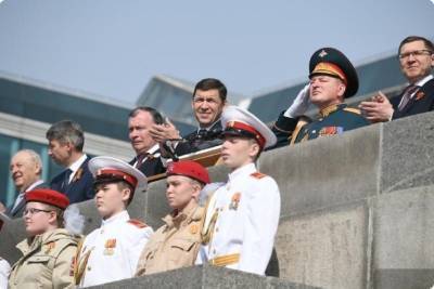 Евгений Куйвашев - На параде в Екатеринбурге впервые прошли кавалеристы, почетными гостями стали поисковики - eburg.mk.ru - Екатеринбург - Уральск