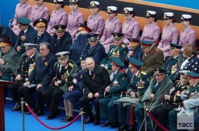 Владимир Путин - Эмомали Рахмон - Приехал лишь один иностранный лидер: Путин устроил военный парад 9 мая. ВИДЕО - from-ua.com - Москва - Таджикистан