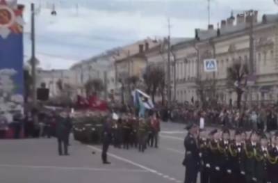 Участница парада Победы в Твери потеряла ботинок и продолжила маршировать - govoritmoskva.ru - Москва - Тверь