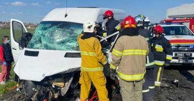 На окружной Ровно микроавтобус влетел в легковушку: погибло двое, включая младенца (ФОТО) - delo.ua - Киев