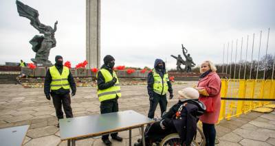 Ветерана ВОВ в инвалидной коляске не пустили к памятнику Освободителям Риги - lv.sputniknews.ru - Рига - Латвия