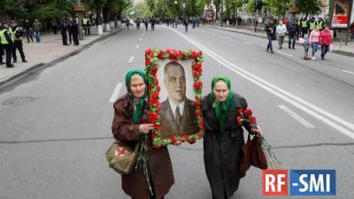 Киевляне отбили у полицаев старушек с портретом маршала Жукова - rf-smi.ru - Сомали