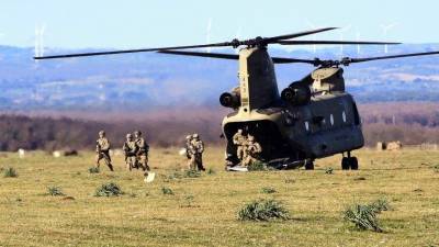 Горе-десантники: десять военных США травмировались на скандальных учениях в Эстонии - 5-tv.ru - США - Англия - Эстония