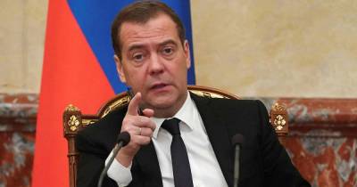 Дмитрий Медведев - Медведев назвал хорошей поддержкой рейтинг "Единой России" в 30-40% - ren.tv