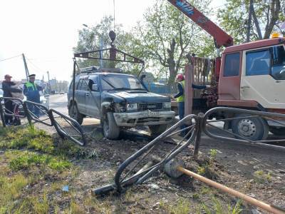 В Южно-Сахалинске нетрезвый водитель сбил дорожное ограждение и уснул - sakhalin.info - Сахалинская обл. - Южно-Сахалинск