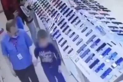 Российский охранник заподозрил ребенка в краже телефона и напал на него - lenta.ru - Владивосток