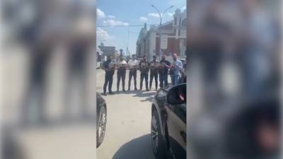 Азербайджанцы устроили митинг в Новосибирске после гибели задержанного - piter.tv - Новосибирск - Азербайджан