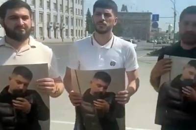 Александр Гусев - Векил Абдуллаев - В центре Новосибирска азербайджанцы провели акцию памяти застреленного 19-летнего соотечественника - mk.ru - Новосибирск
