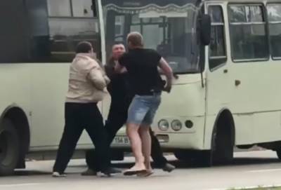 В Киеве водители маршруток устроили драку, видео потасовки: "Не поделили остановку" - politeka.net - Киев